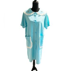 Vintage Light Blue Button-Front House Dress with Lace Collar Size Medium